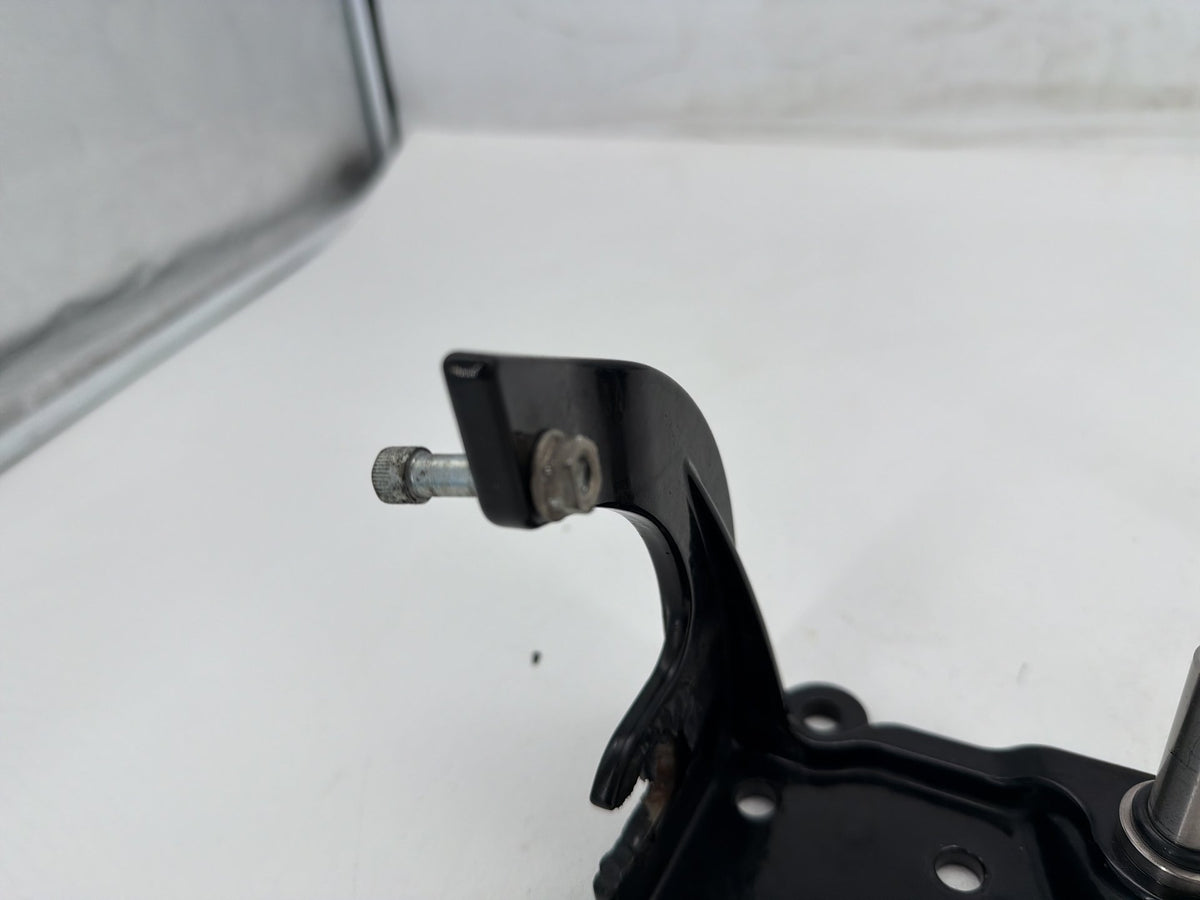 2011 Harley Softail Deluxe FLSTN OEM Left Right Footboard Foot Rest Brackets