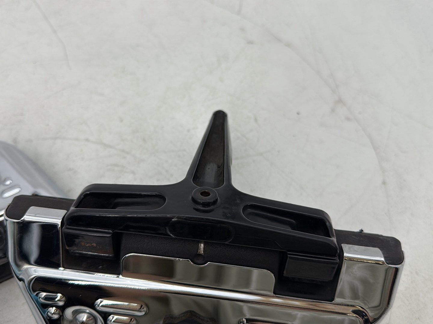 1999 - 2006 Harley-Davidson Touring Electra Glide Ultra Left & Right Passenger Floorboard Foot Rest 50606-86A