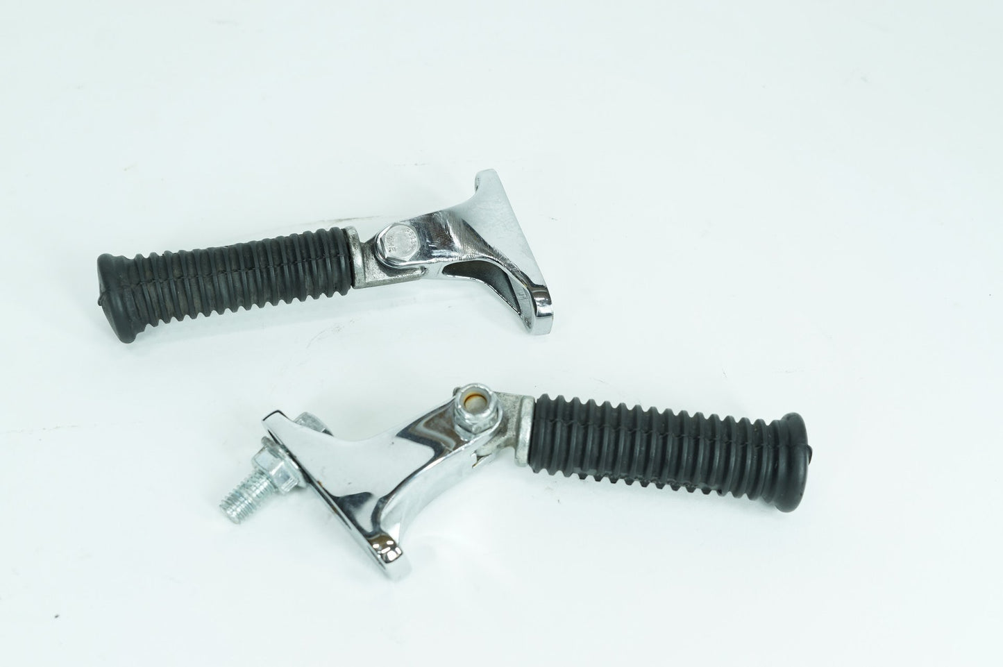1983 - 1998 Harley-Davidson Dyna Super Glide Passenger Left & Right Foot Pegs 33189-63, 33048-72