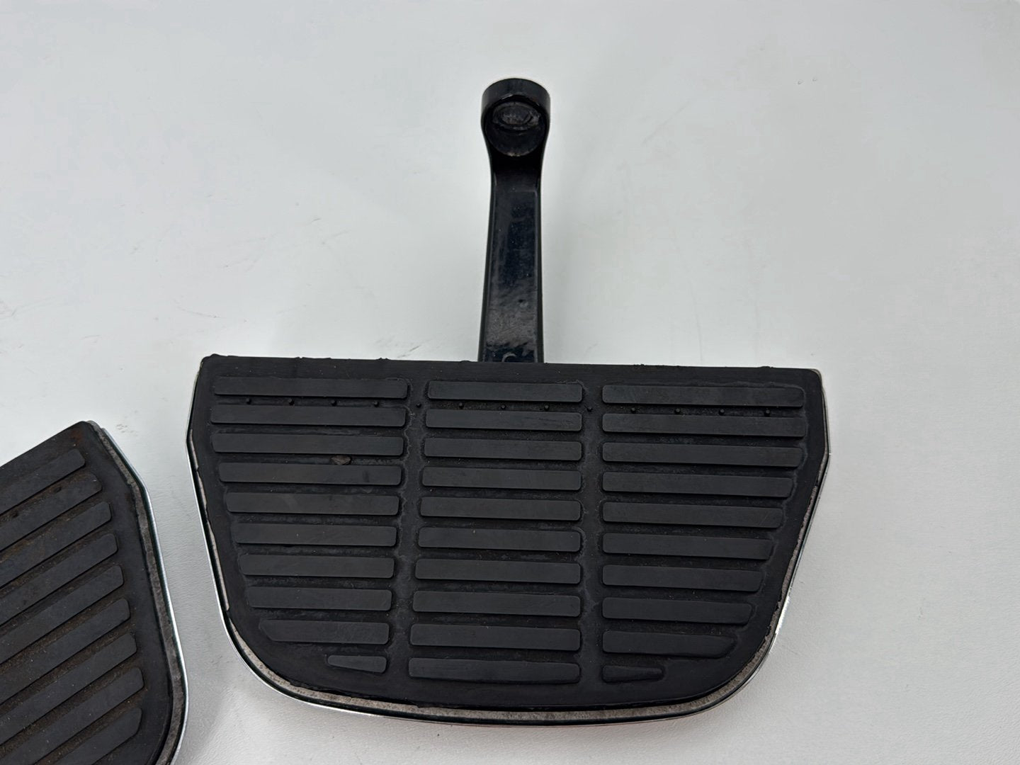 1999 - 2006 Harley-Davidson Touring Electra Glide Classic Left & Right Passenger Floorboard Foot Rest 52719-93B