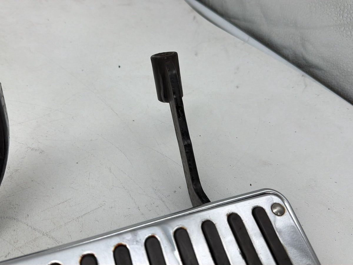 2006 Harley Electra Glide Touring Ultra FLHTCUI OEM Left Right Driver & Pass Floorboard Foot Rest