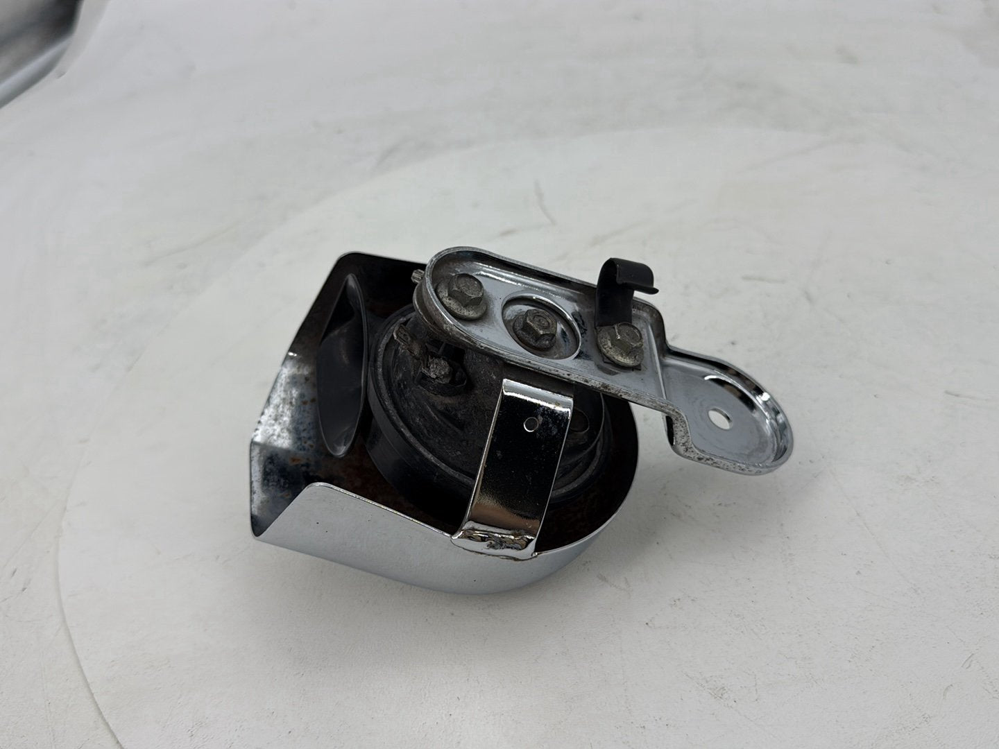 2005 Harley Road Glide Touring FLTRI OEM Horn Signal Klaxon Chrome Cover