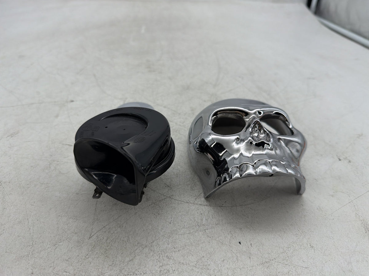 2004 Harley Electra Glide CVO Screamin Eagle Signal Horn Klaxon Beep SKULL Cover