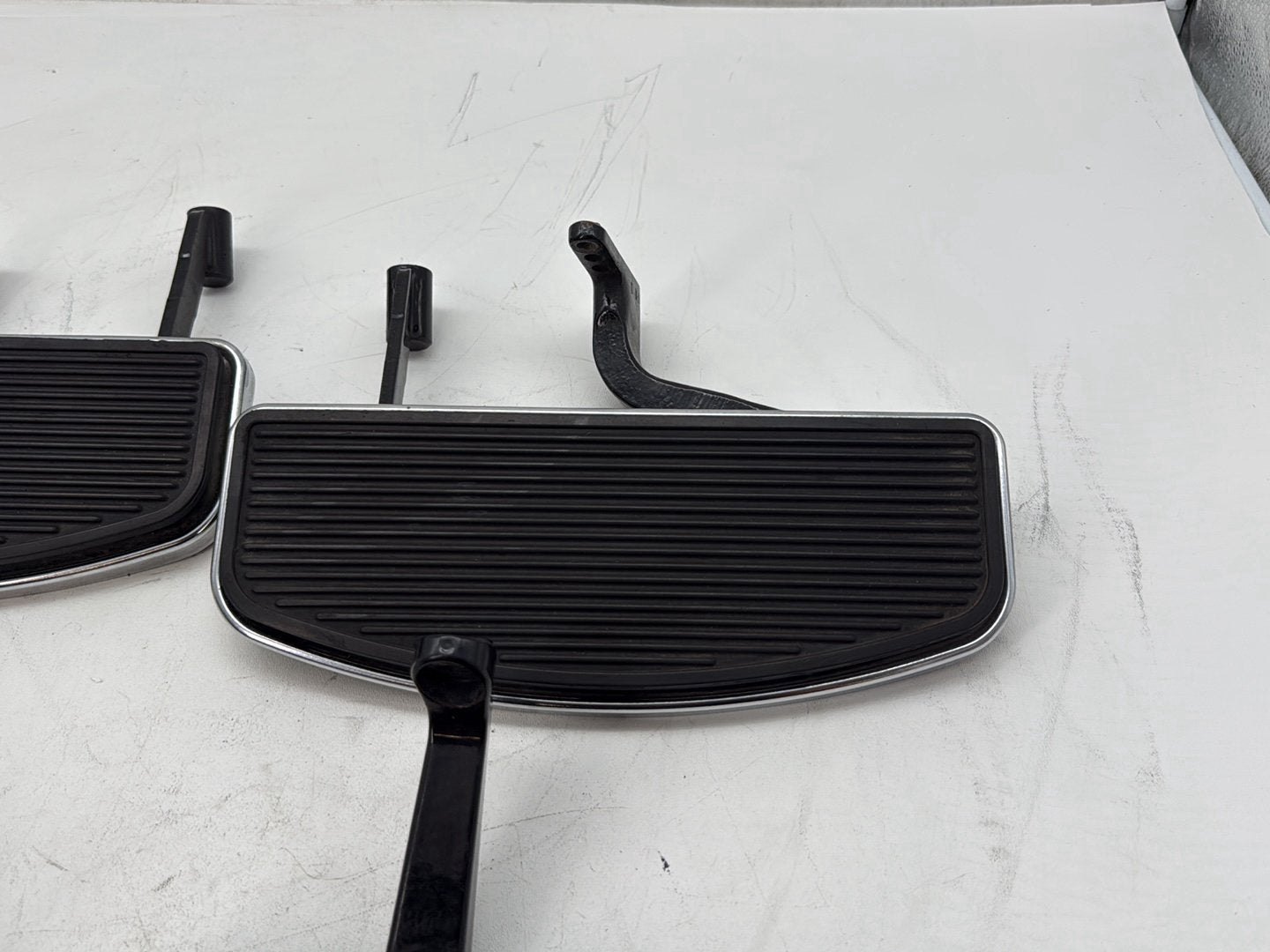 2006 Harley Touring FLHTCI Electra Glide Classic OEM Left Right Driver & Pass Floorboard Foot Rest