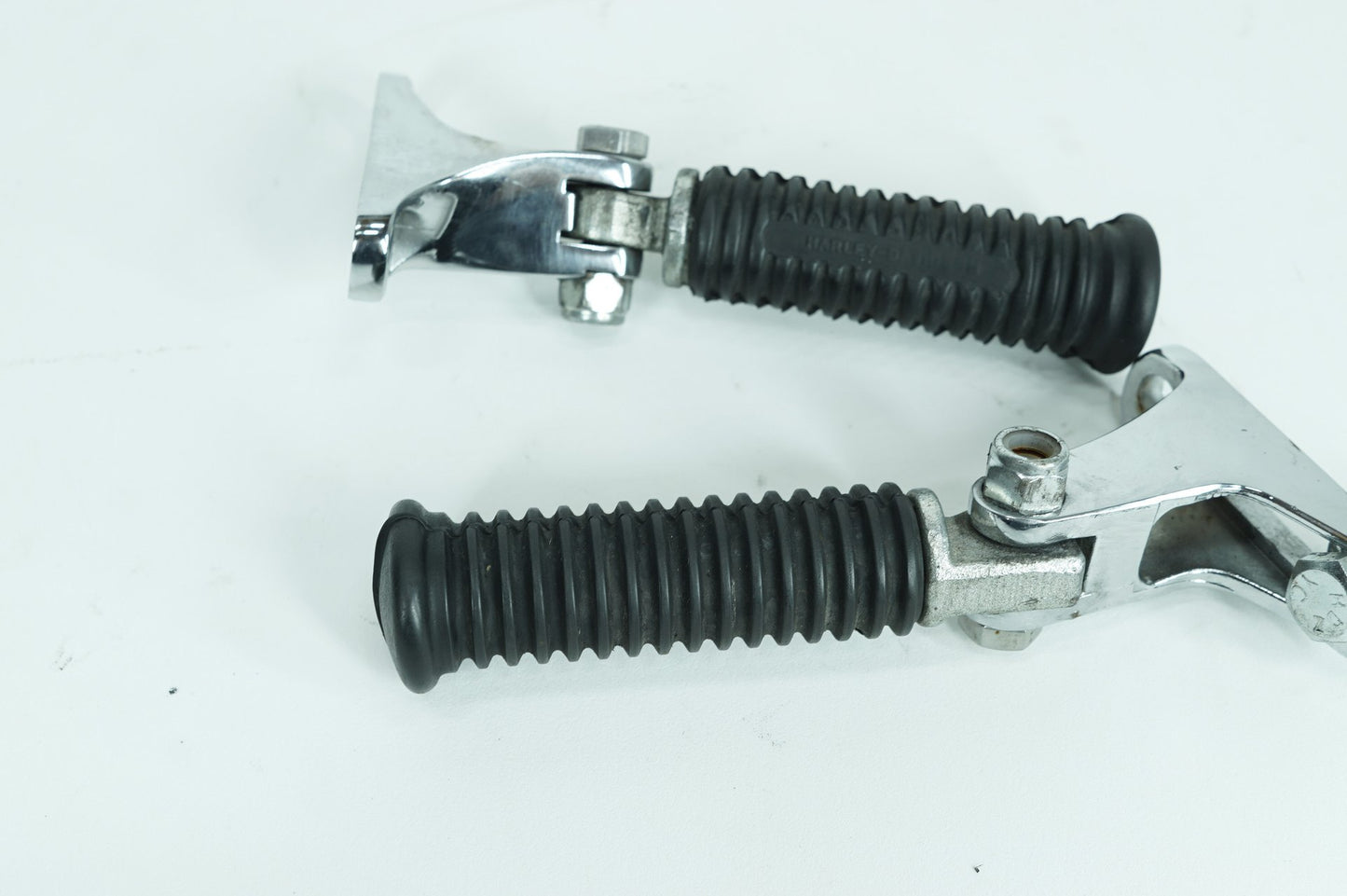 1983 - 1998 Harley-Davidson Dyna Super Glide Passenger Left & Right Foot Pegs 33189-63, 33048-72