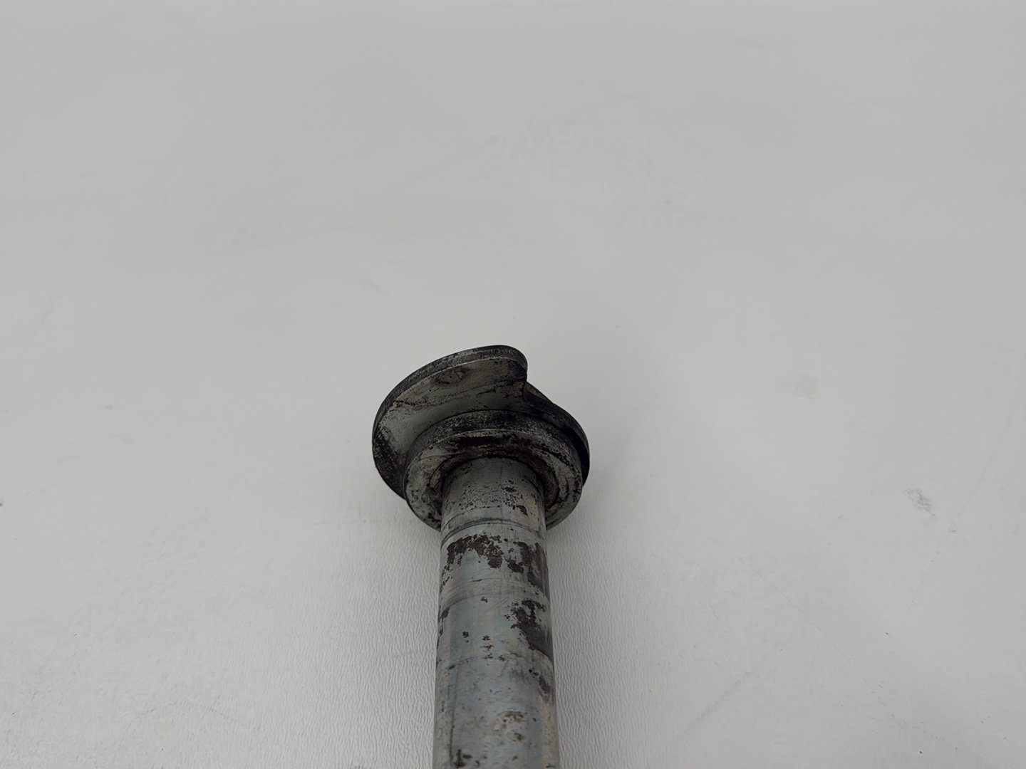 2007 - 2011 Harley-Davidson Touring Street Glide Rear Wheel Axle Bolt Shaft 41056-09