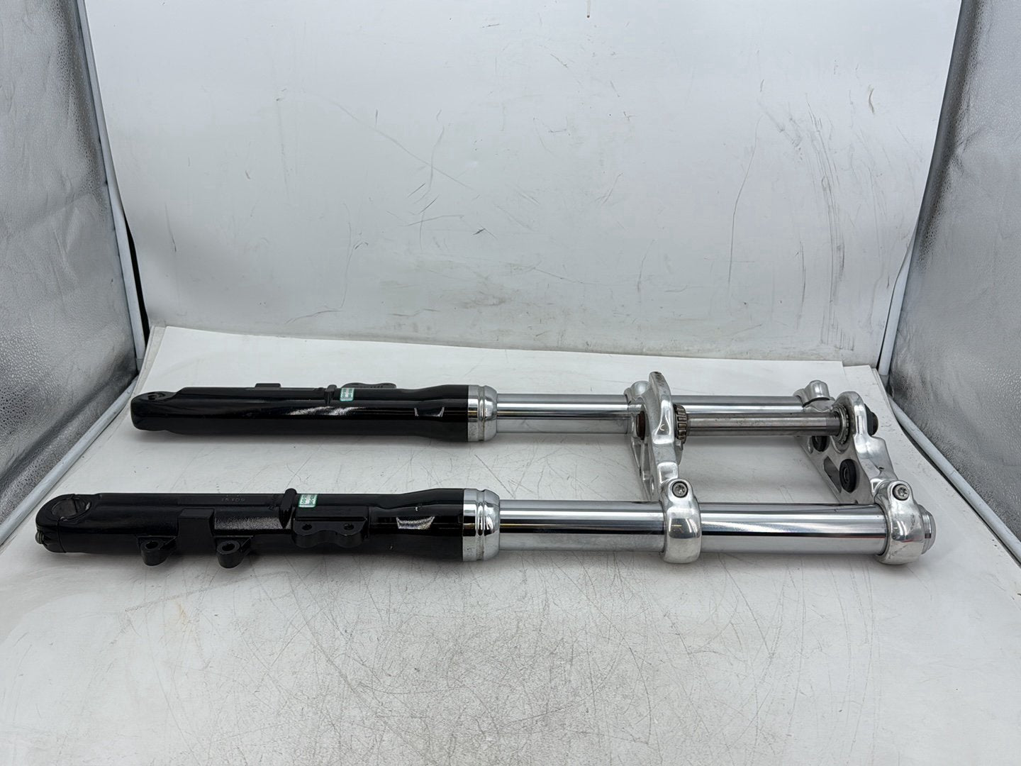 2010 Harley Dyna Fat Bob FXDF OEM Front Triple Tree Set & LH RH Fork Legs Sliders