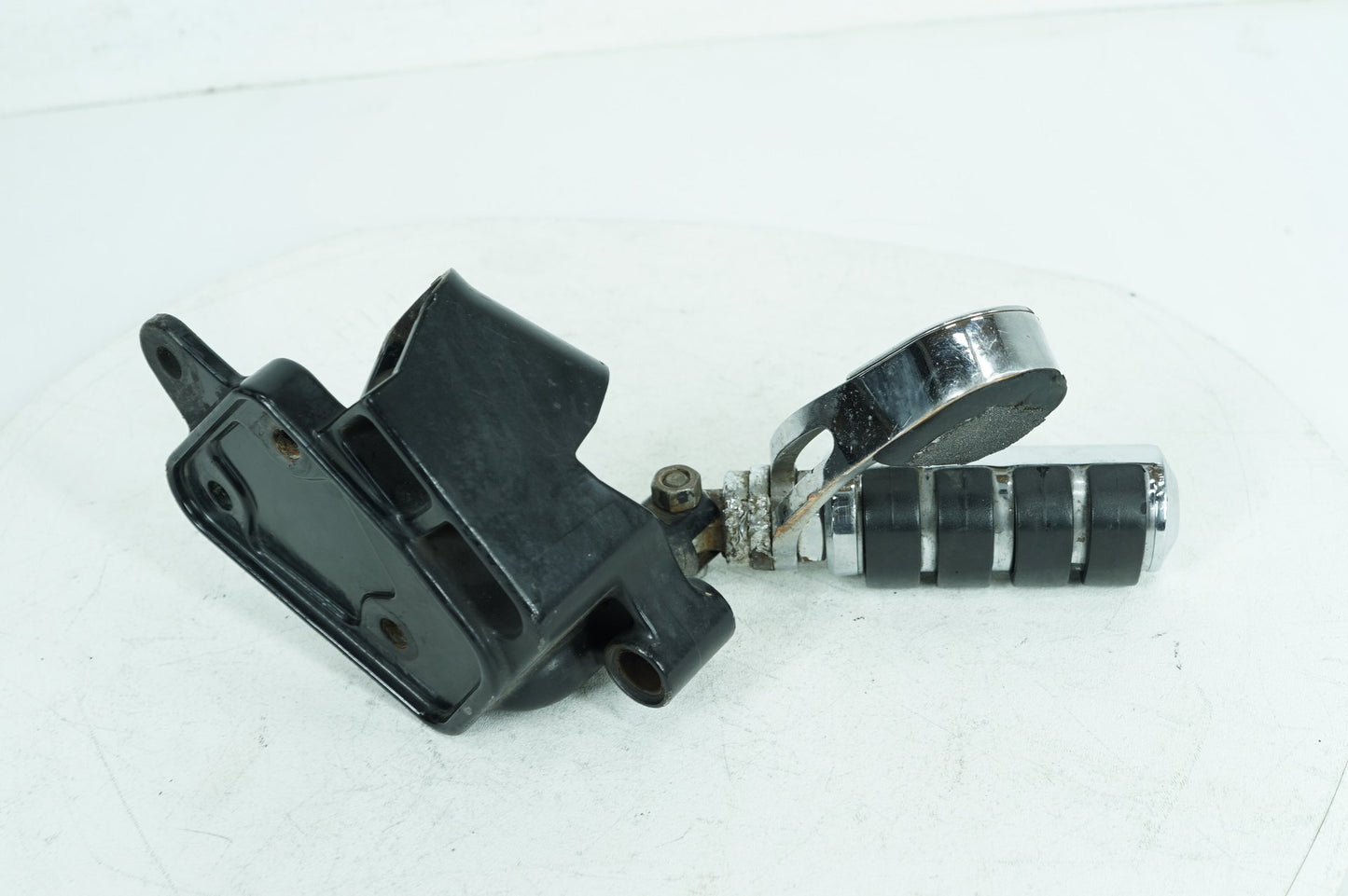 2000 - 2006 Harley-Davidson Softail Deuce Right Driver Foot Controls Peg Rest 42507-00B