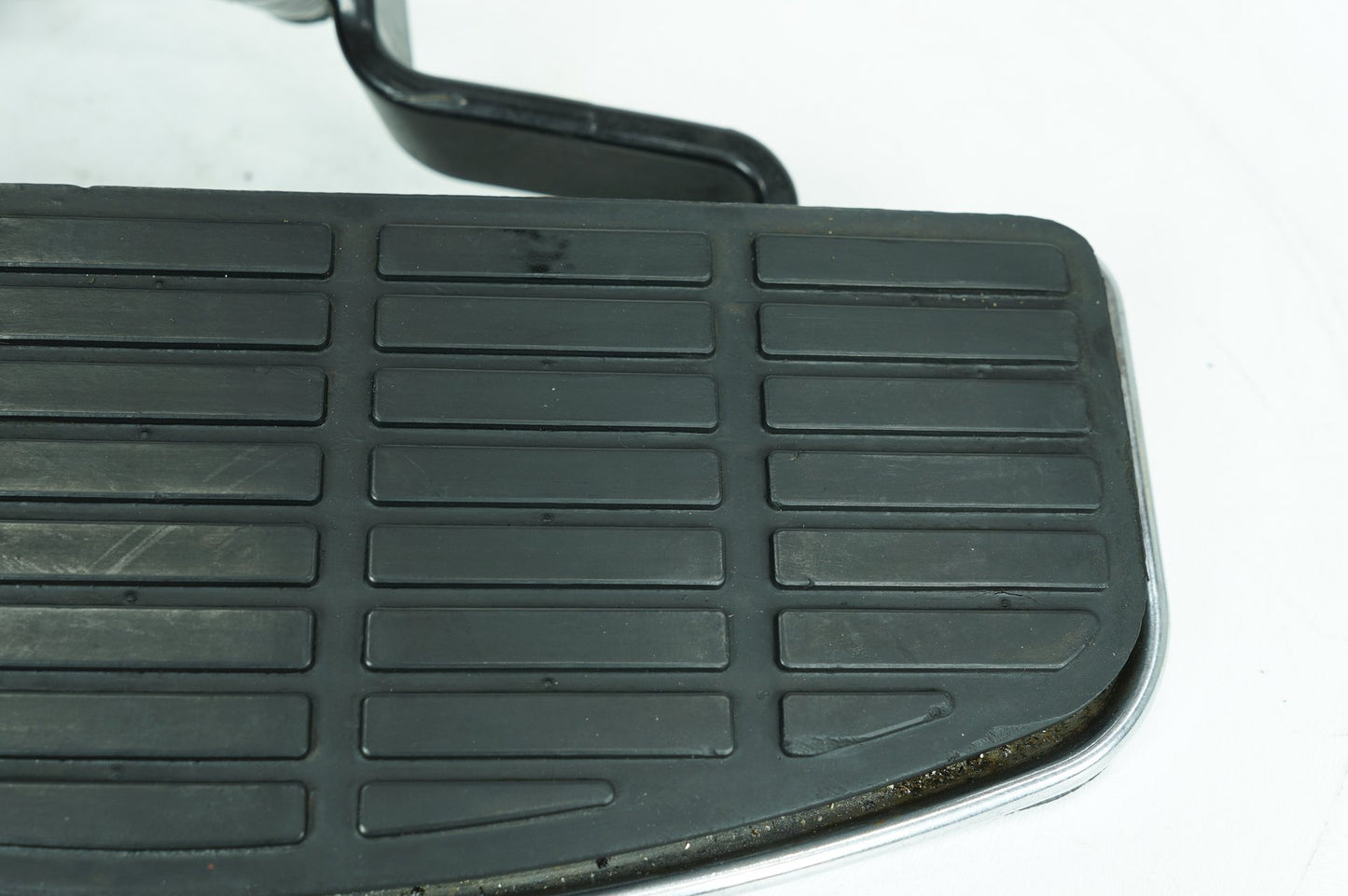 1999 - 2006 Harley-Davidson Softail Fat Boy Left Driver 1 Floorboard Foot Rest  	33630-00A