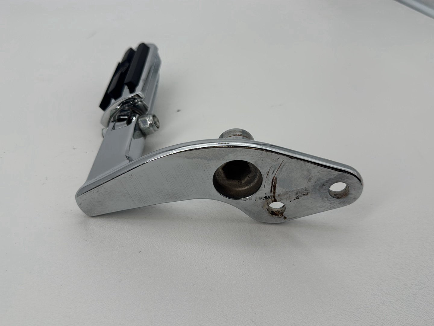 1999 - 2006 Harley-Davidson Dyna Wide Glide Right Driver Foot Controls Peg Rest 42481-92