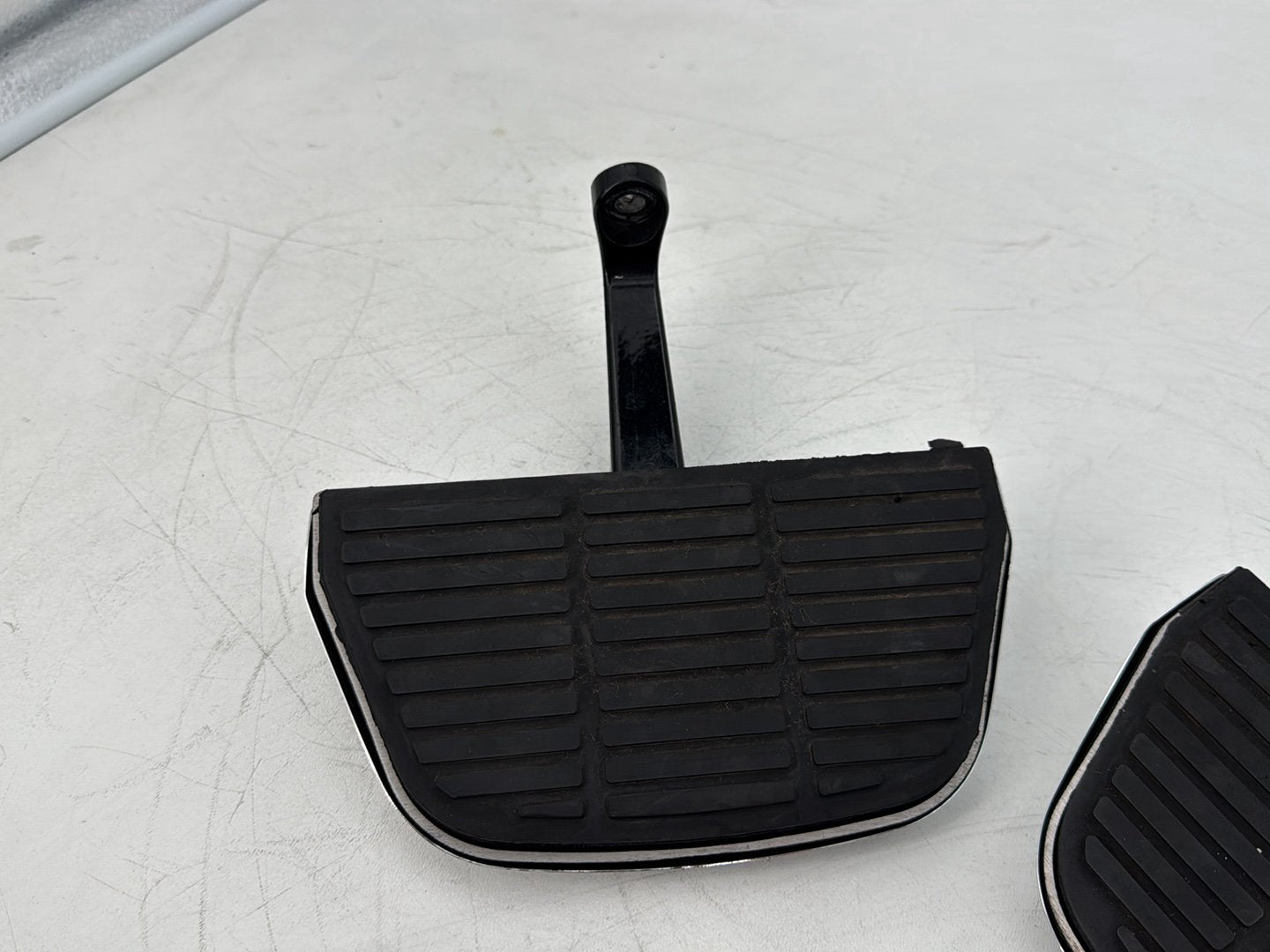 1999 - 2006 Harley-Davidson Touring Electra Glide Classic Left & Right Passenger Floorboard Foot Rest 52719-93B