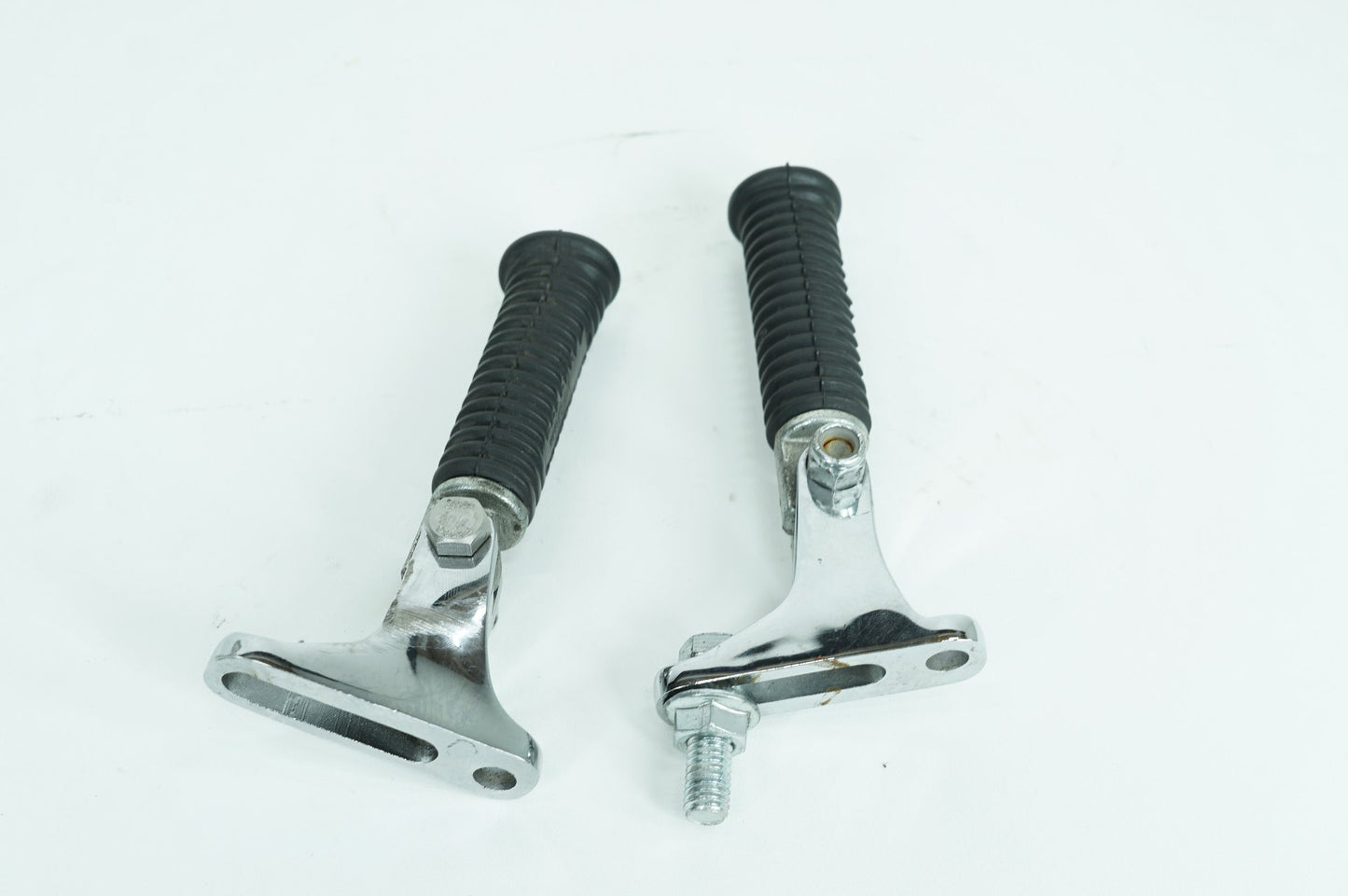 1983 - 1998 Harley-Davidson Dyna Super Glide Passenger Left & Right Foot Pegs 33189-63, 33048-72
