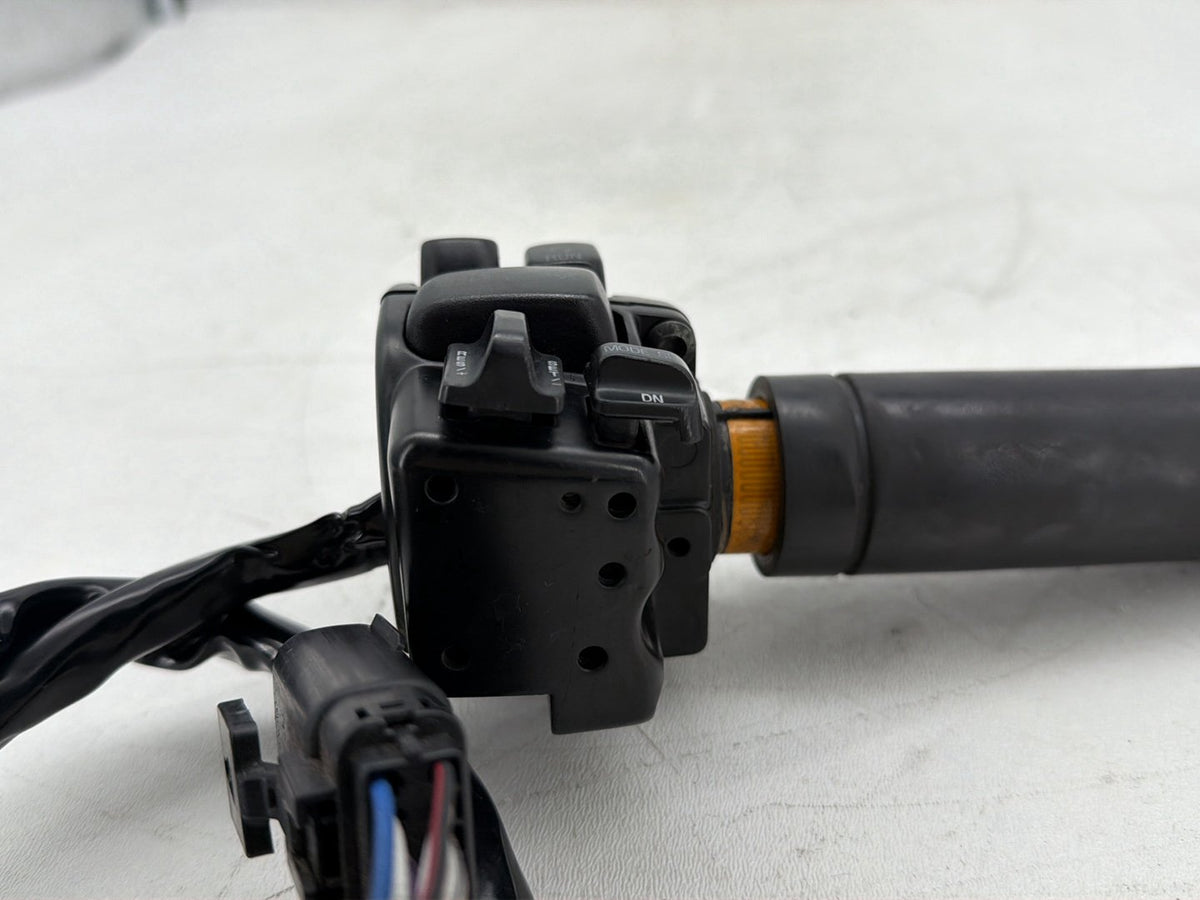 2011 Harley Electra Glide Touring OEM Right Engine Start Kill Switches Controls