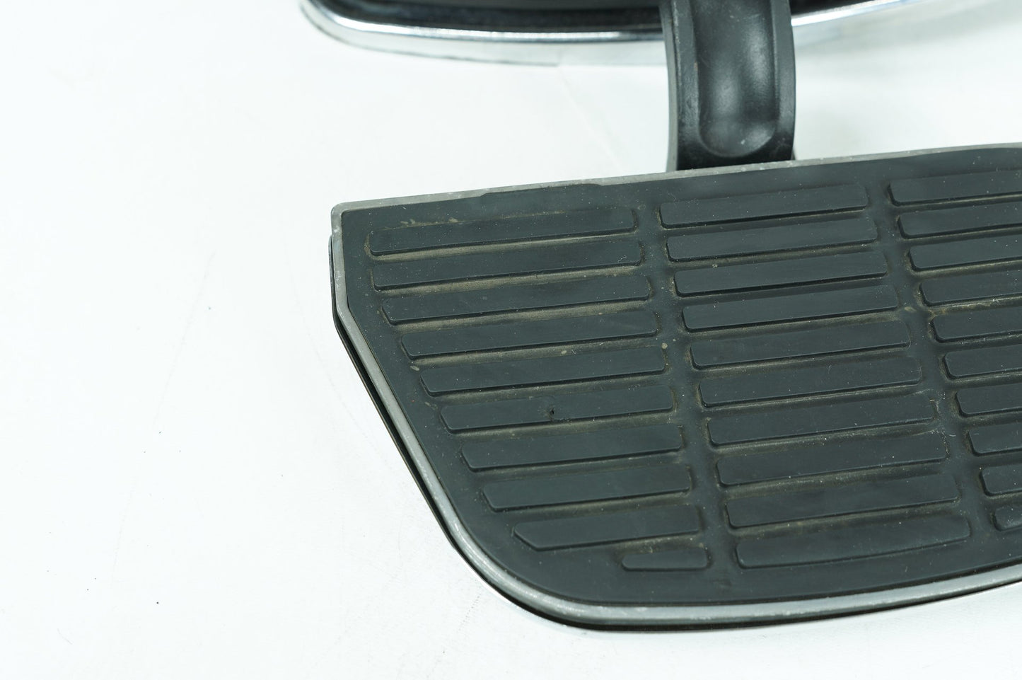 2007 - 2012 Harley-Davidson Softail Heritage Classic Left Right Driver & Pass Floorboard Foot Rest  	42431-00B