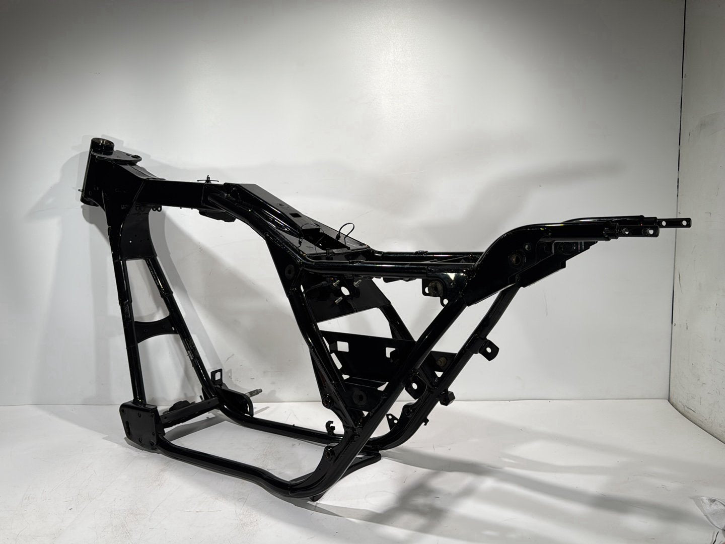 1999 - 2006 Harley-Davidson Touring Road King Body Main Frame Chassis CLN CLR  	47900-01