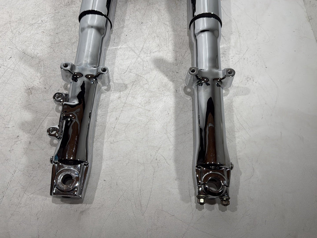 2005 Harley Softail Fat Boy OEM Front Triple Tree Set & LH RH Fork Legs Sliders