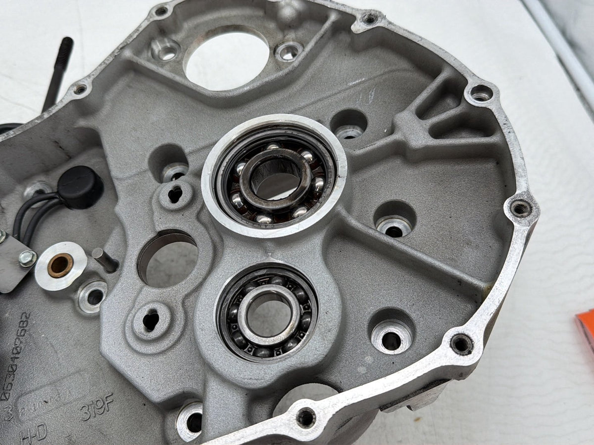 2004 Harley Sportster XL883C 883 Custom OEM Crankcase Shaft Engine Motor Cover
