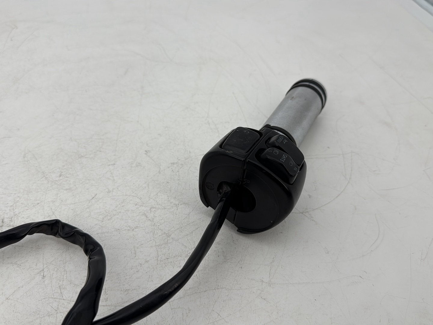 1999 - 2006 Harley-Davidson Dyna Super Glide Left Turn Signal Headlight Switches Controls  	71682-06A