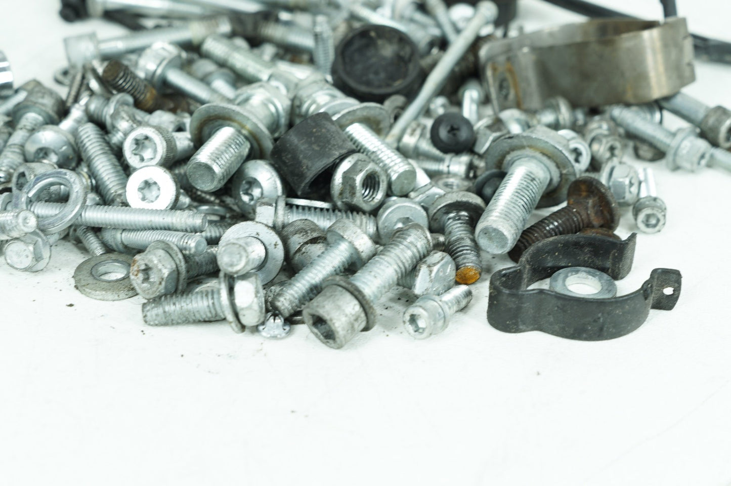 2014 Harley-Davidson Touring FLHTCU - Hardware Bolts Nuts & Brackets