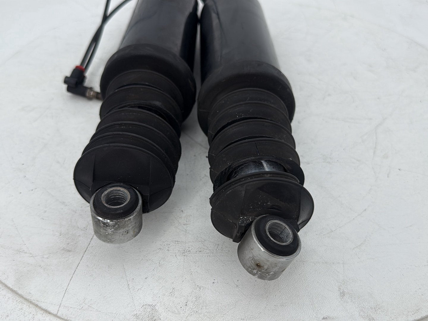 1999 - 2006 Harley-Davidson Touring Electra Glide Rear Left Right Shock Absorbers 54565-97C