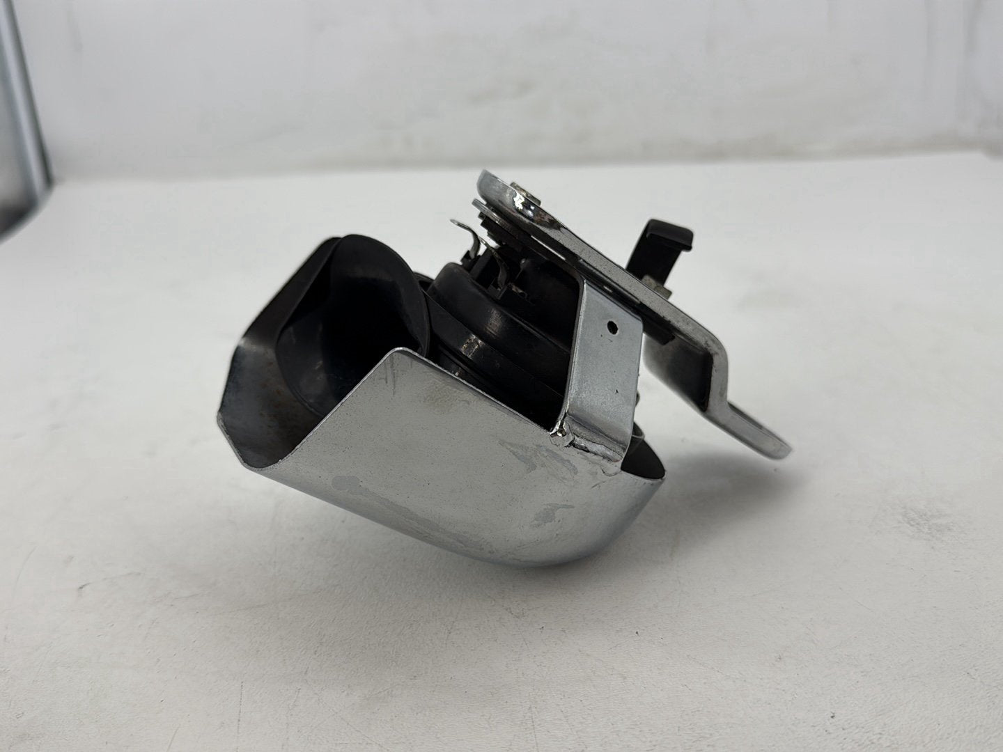 2004 Harley Softail FLSTC Heritage Classic OEM Horn Signal Klaxon Chrome Cover