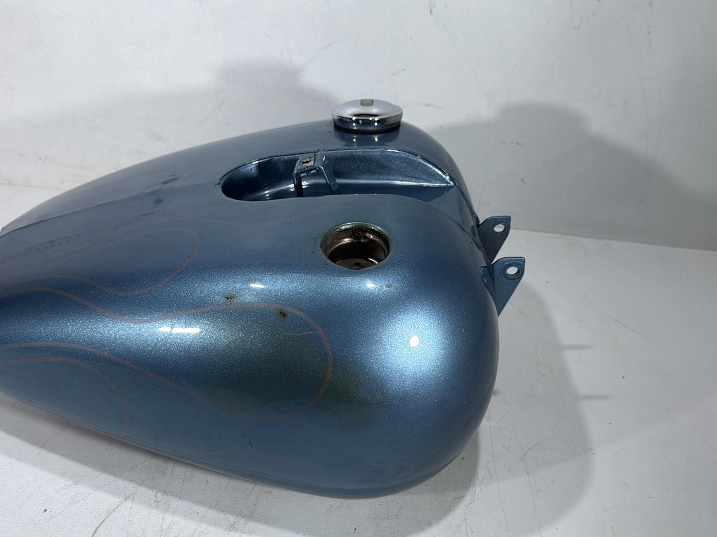 2000 Harley Dyna FXDWG Wide Glide OEM Fuel Gas Tank Gasoline Reservoir