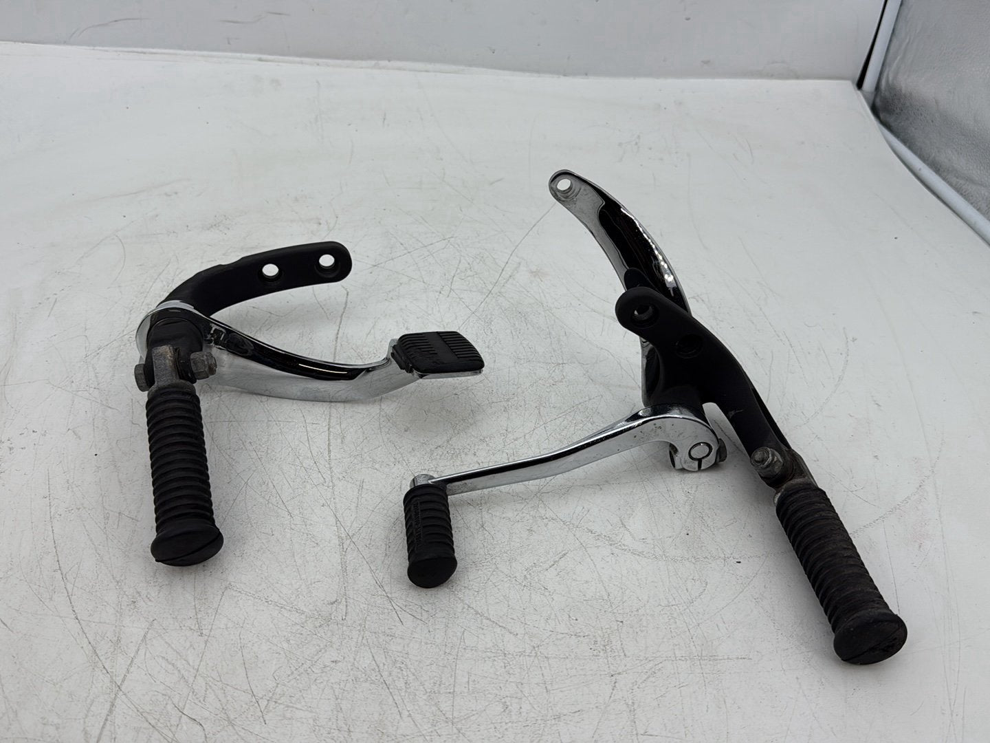2005 Harley Dyna FXDWG Wide Glide OEM Left Right Foot Brake Control Pegs