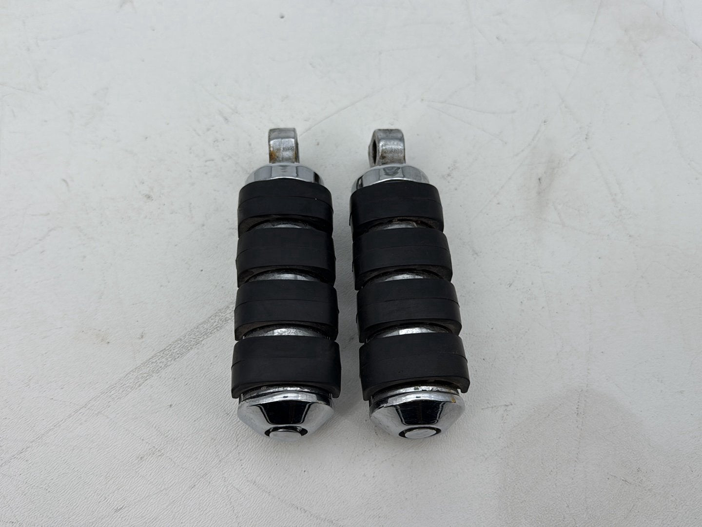 1999 - 2006 Harley-Davidson Softail Heritage Passenger Left & Right Foot Pegs Kuryakyn Small ISO-Pegs