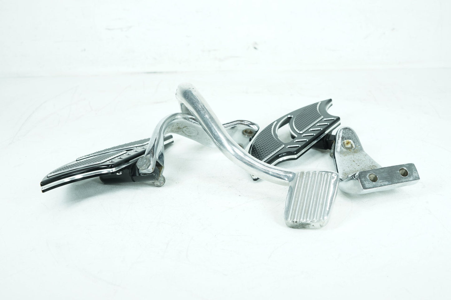 1999 - 2006 Harley-Davidson Dyna Street Bob Left & Right Driver Step Foot Rest Pegs 50639-90A