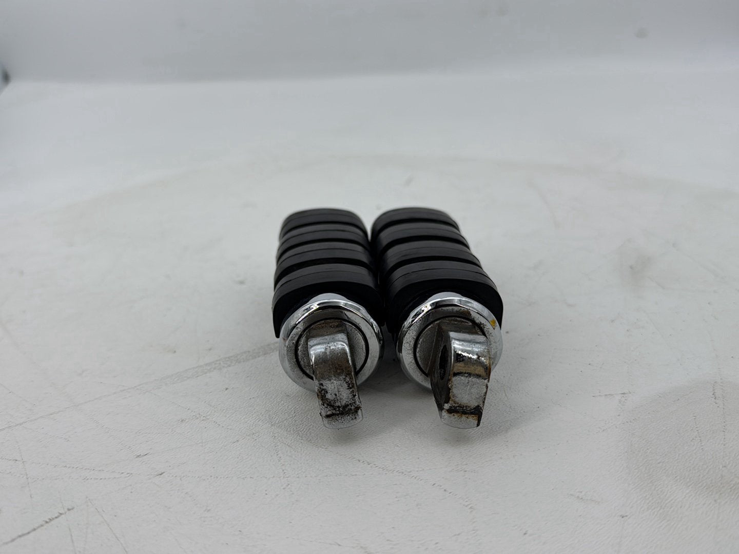 1999 - 2006 Harley-Davidson Softail Heritage Passenger Left & Right Foot Pegs Kuryakyn Small ISO-Pegs