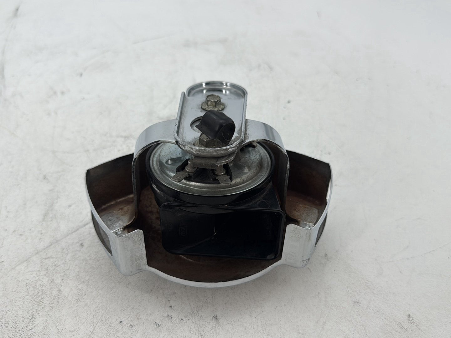 2003 Harley Electra Glide Touring Ultra FLHTCUI OEM Horn Signal Klaxon Chrome Cover