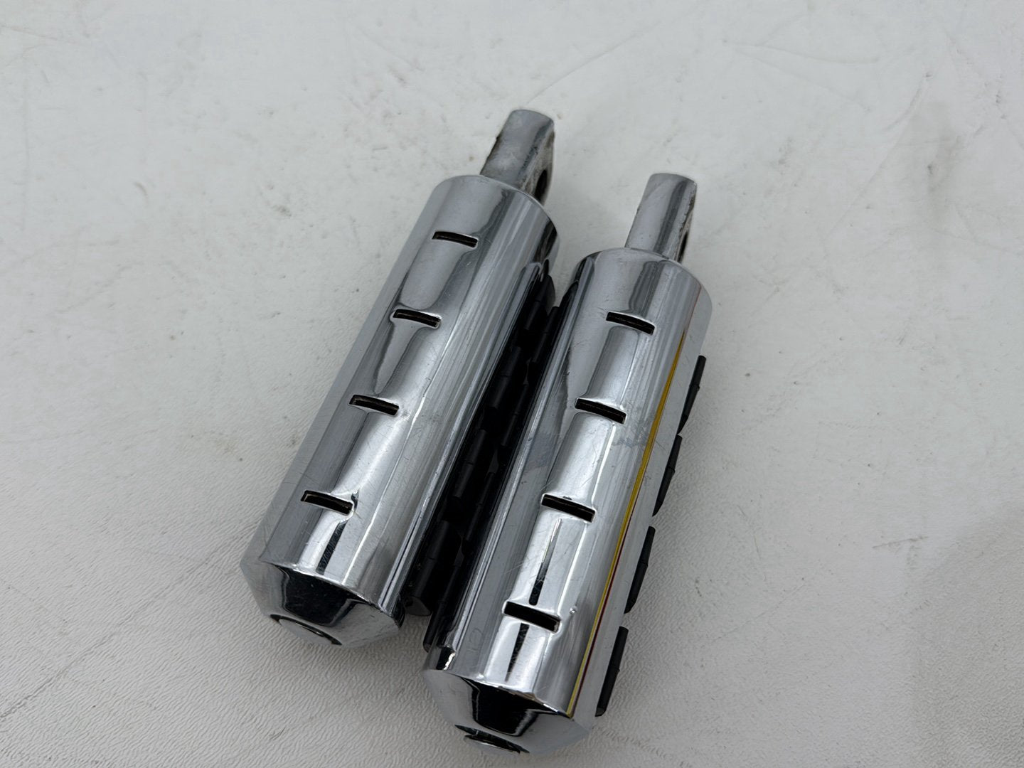 1999 - 2006 Harley-Davidson Softail Heritage Passenger Left & Right Foot Pegs Kuryakyn Small ISO-Pegs
