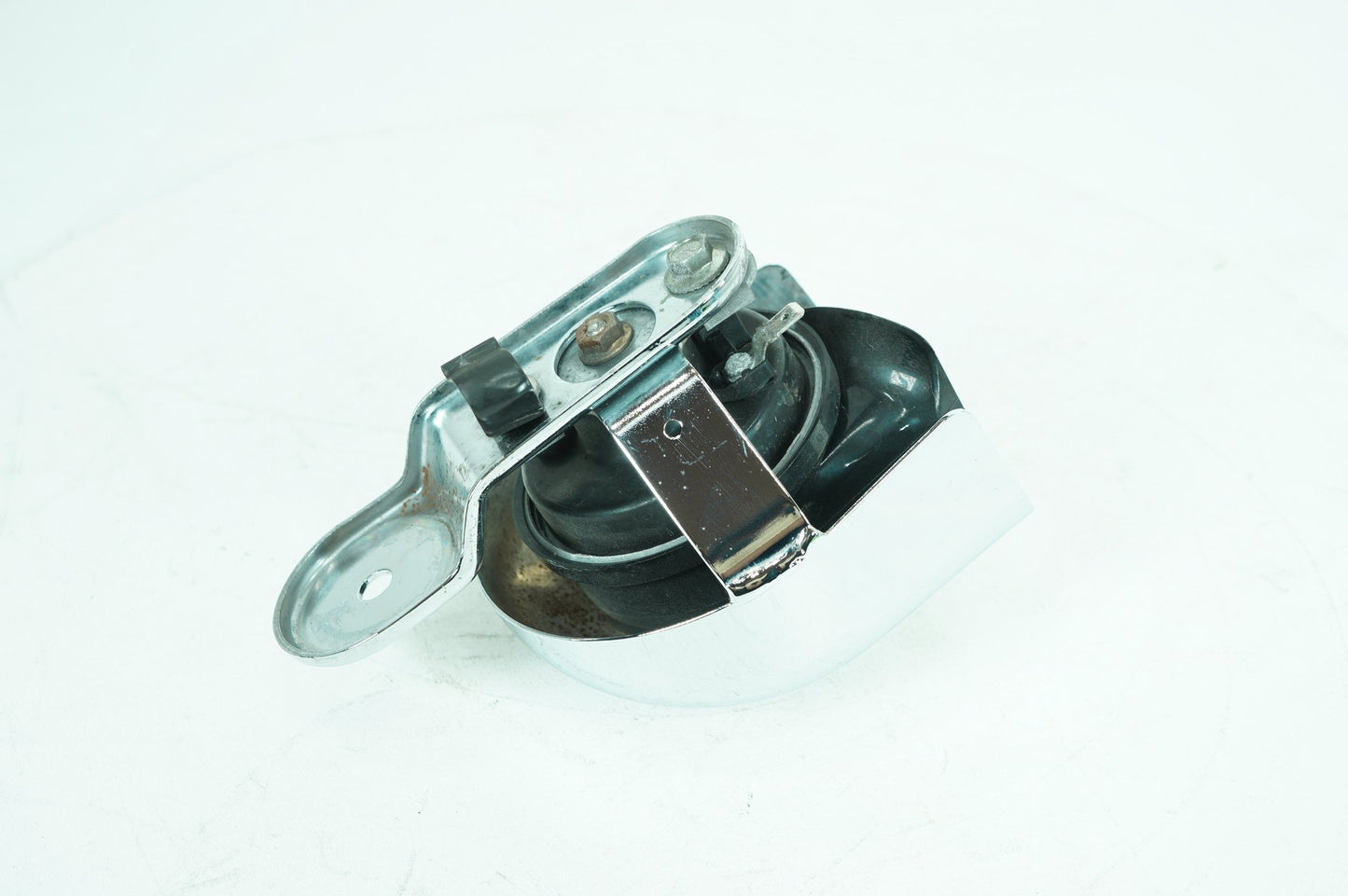 2000 - 2006 Harley-Davidson Softail Fat Boy Horn Signal Klaxon Chrome Cover 69012-93A