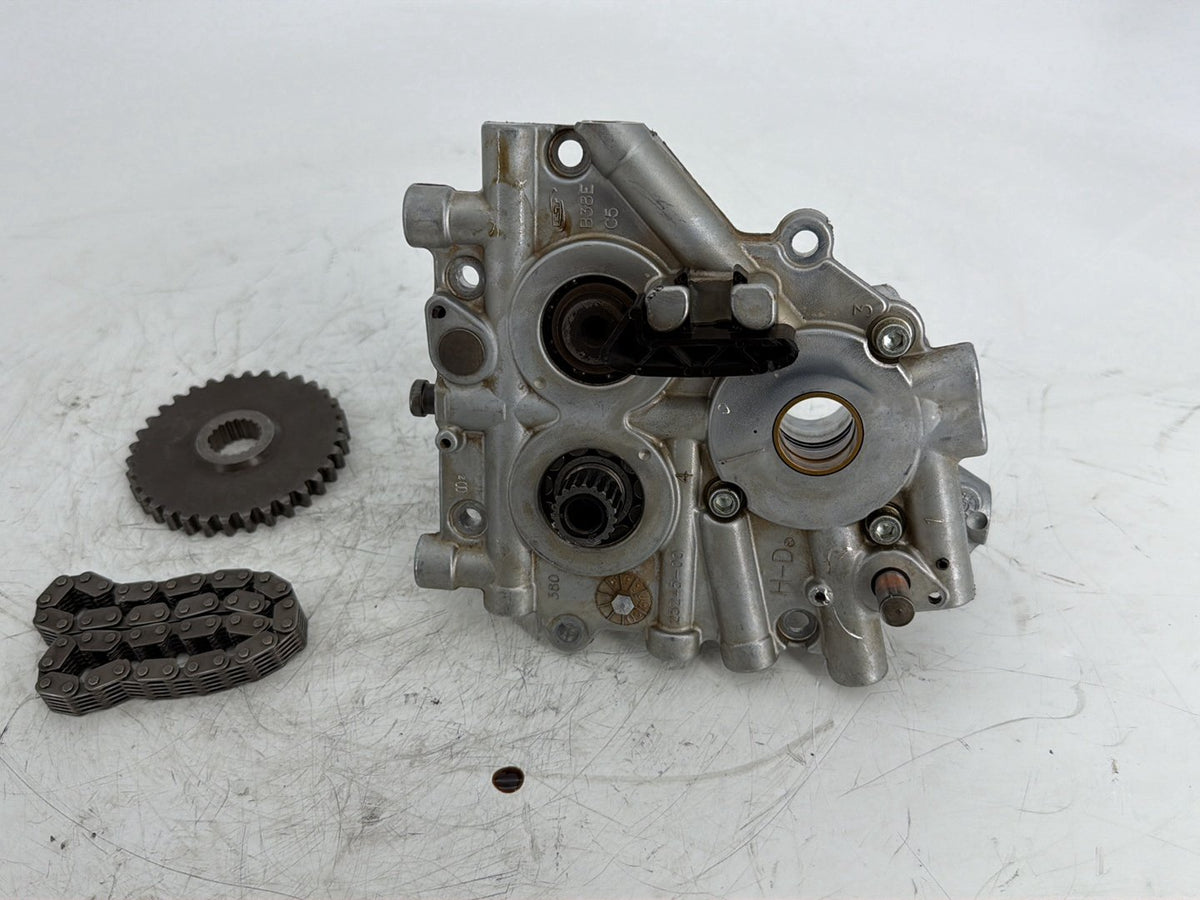 2008 Harley Touring Electra Glide Ultra Engine Cam Support Camshaft Plate Pump