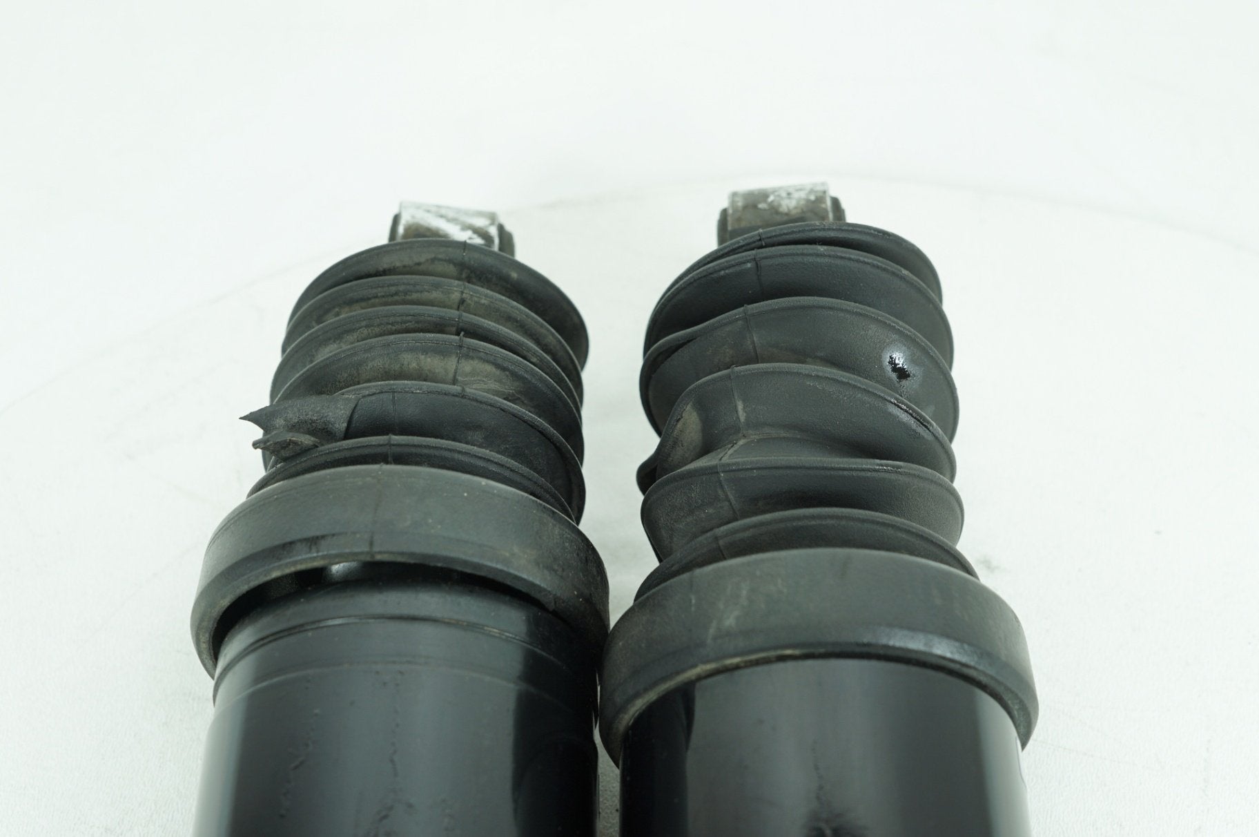 2012 Harley Touring Road Glide Custom Rear Left Right Shock Absorbers Low 12"
