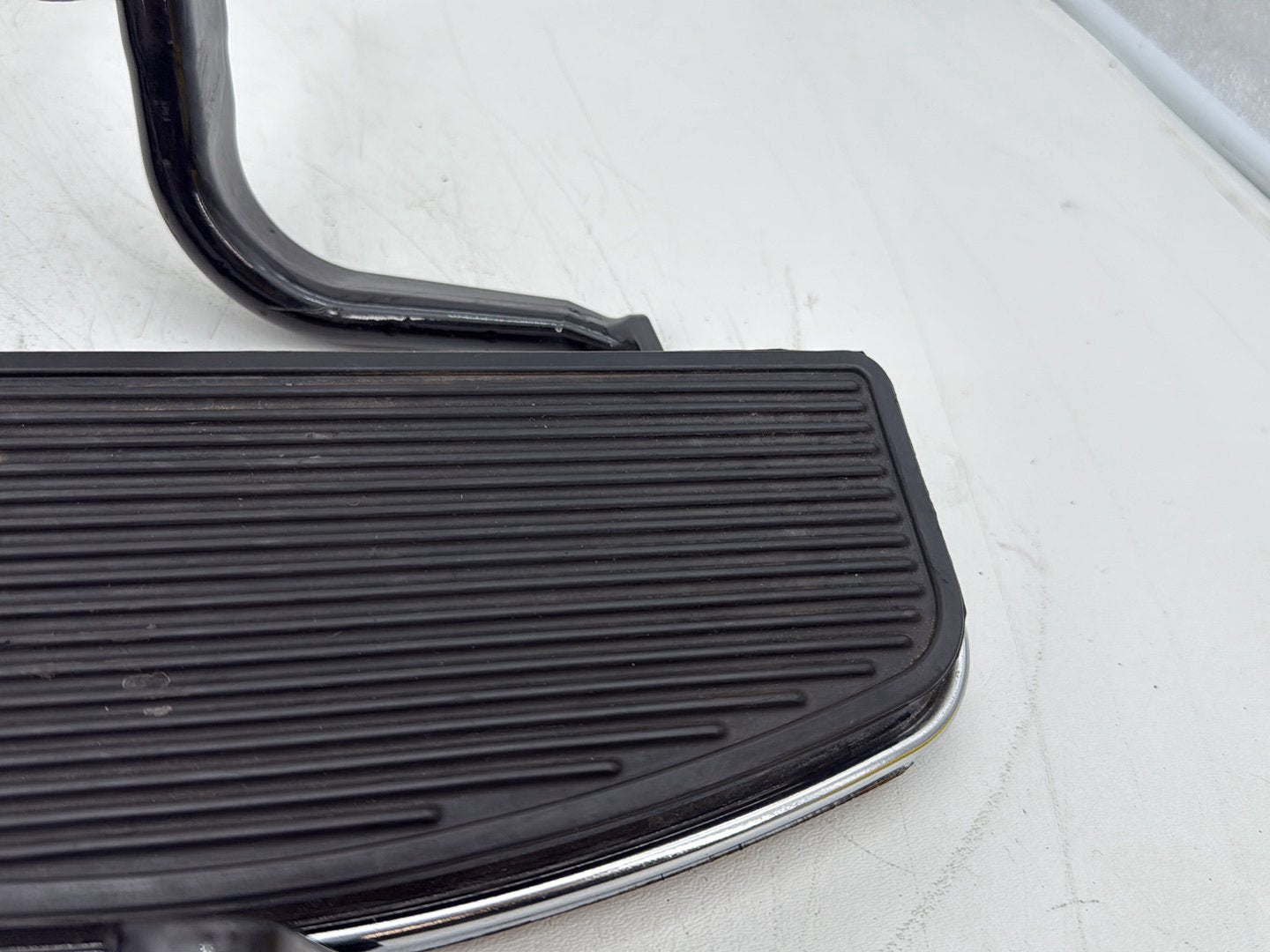 2007 Harley Touring FLHTCU Electra Glide Ultra OEM Left Right Driver & Pass Floorboard Foot Rest