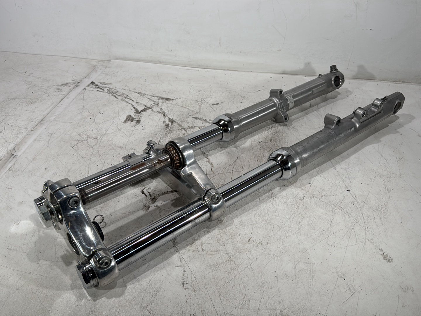 2004 Harley Dyna Super Glide FXDI OEM Front Triple Tree Set & LH RH Fork Legs Sliders