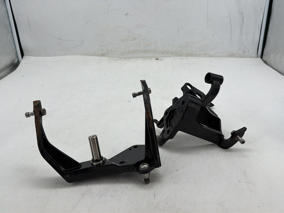 2015 Harley Softail Deluxe FLSTN OEM Left Right Foot Rest Peg Support Bracket