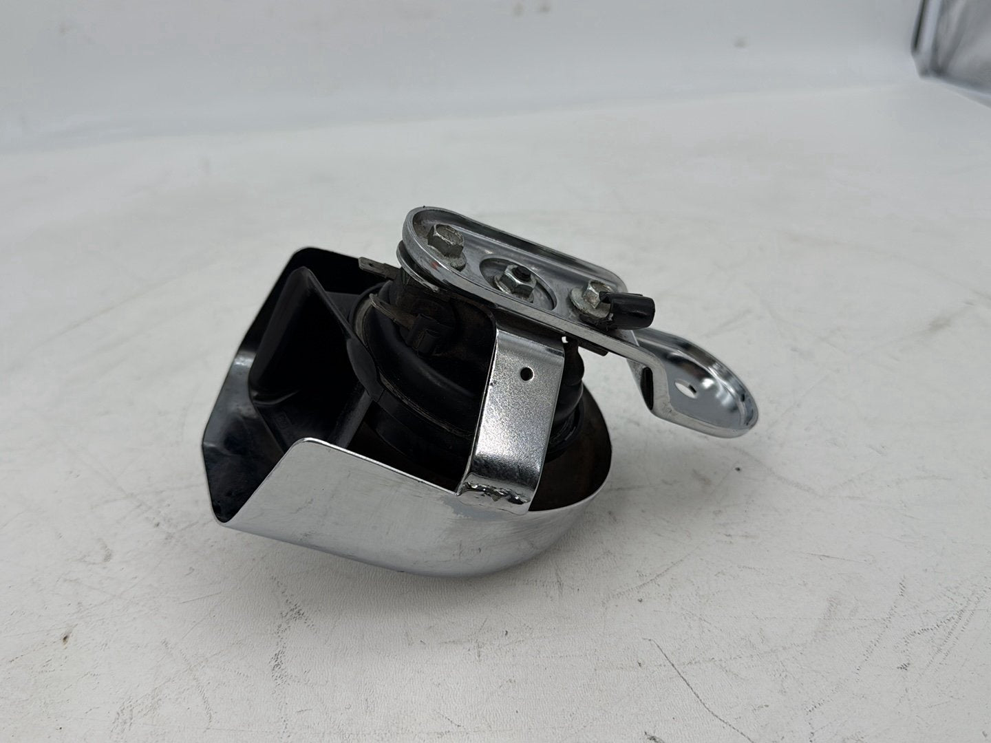 2007 - 2012 Harley-Davidson Touring Electra Glide Ultra Horn Signal Klaxon Chrome Cover 69012-93A