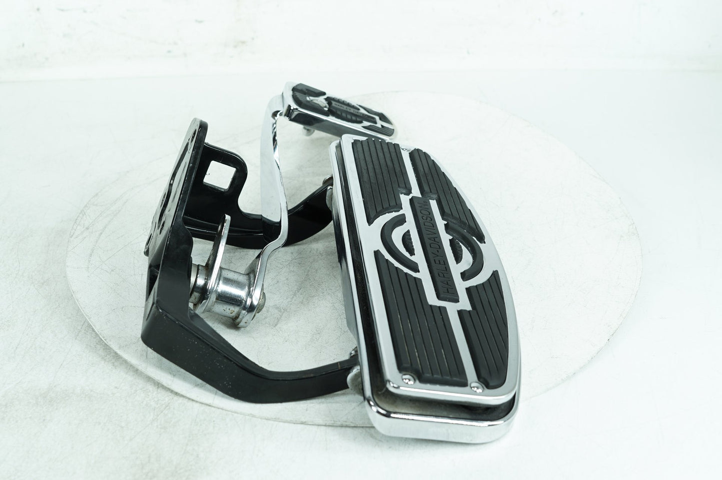1999 - 2006 Harley-Davidson Softail Fat Boy Right Driver 1 Floorboard Foot Rest 42431-00