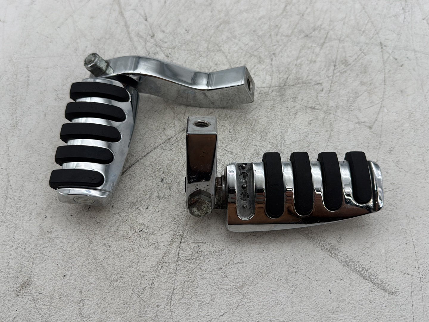 2003 Harley Dyna Wide Glide FXDWG OEM Passenger Left & Right Foot Pegs