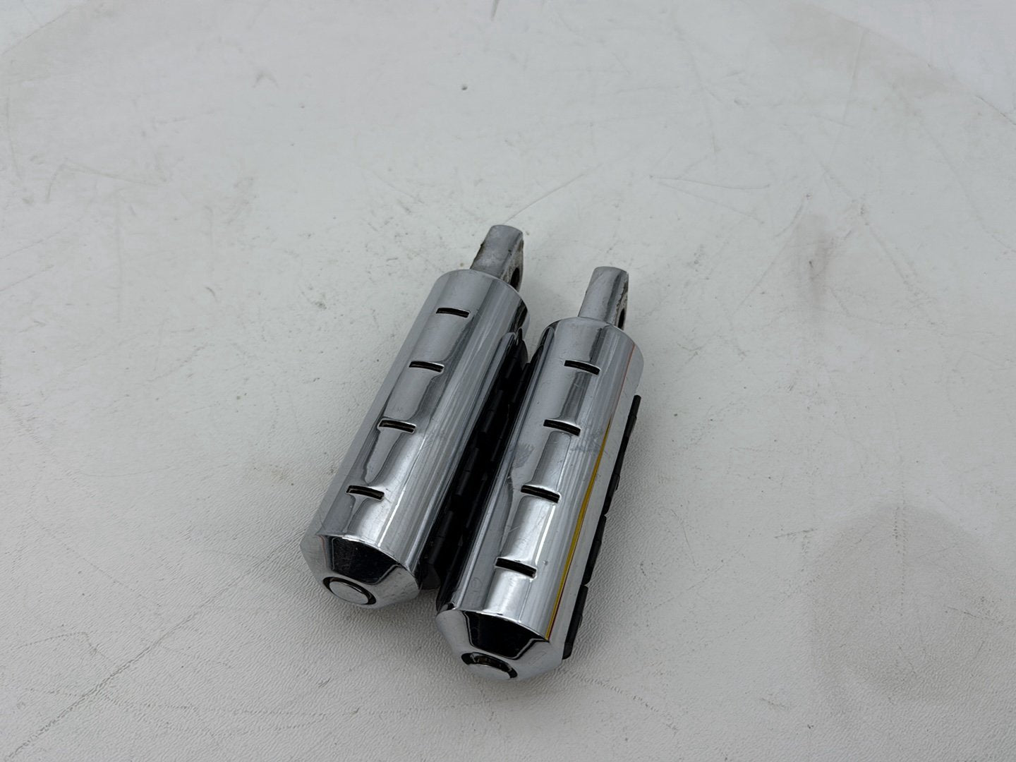 1999 - 2006 Harley-Davidson Softail Heritage Passenger Left & Right Foot Pegs Kuryakyn Small ISO-Pegs