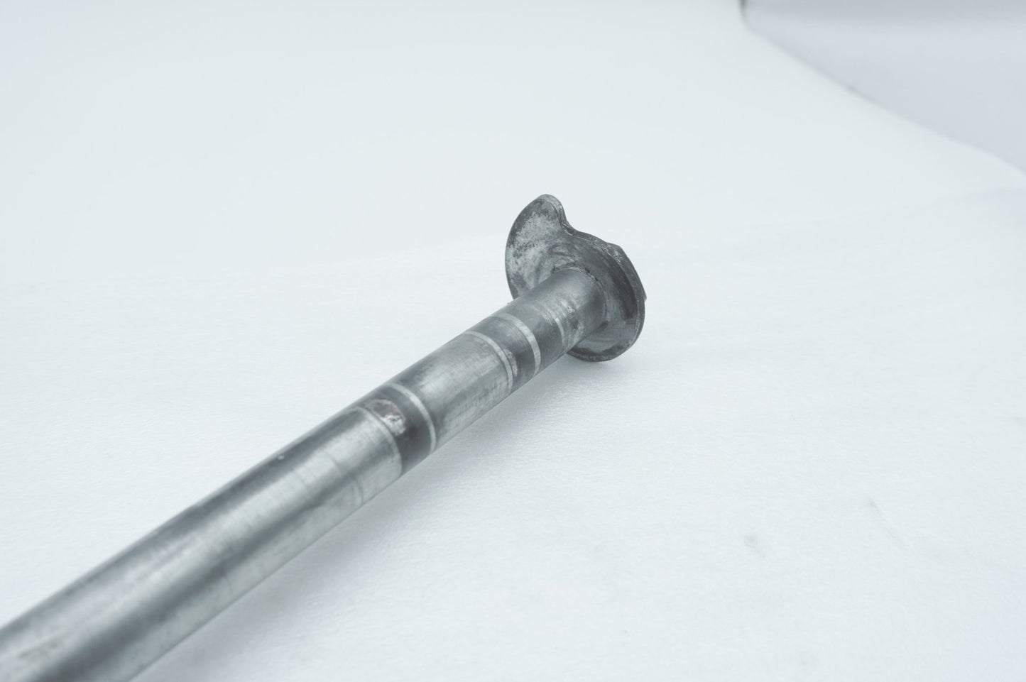 2012 - 2016 Harley-Davidson Touring Road Glide Rear Wheel Axle Bolt Shaft 41056-09