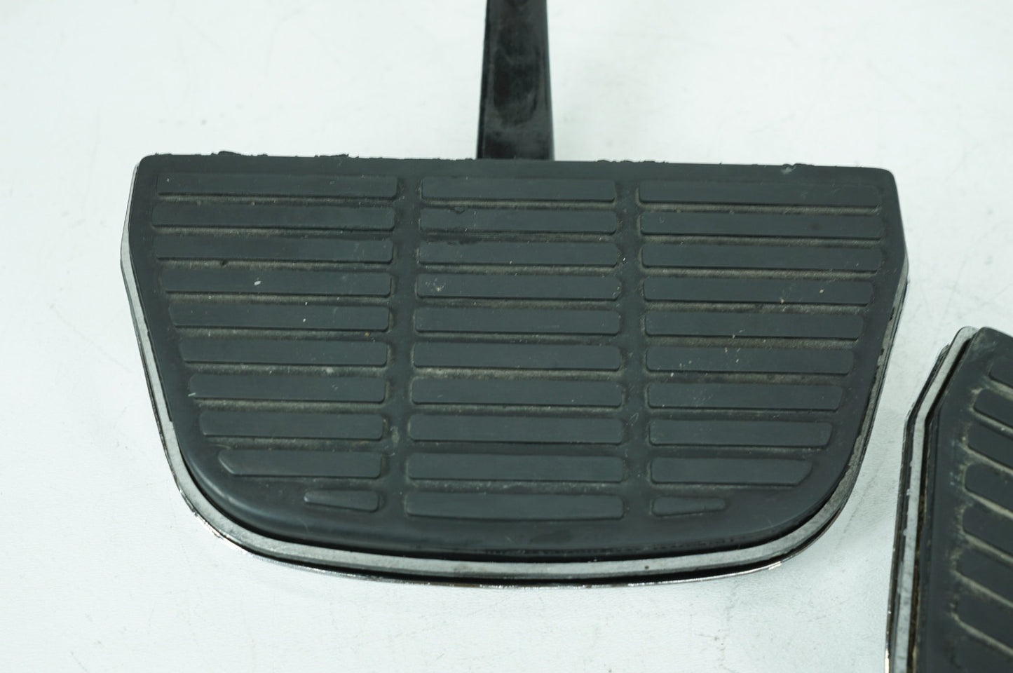 1999 - 2006 Harley-Davidson Touring Road King Police Left & Right Passenger Floorboard Foot Rest 50606-86A