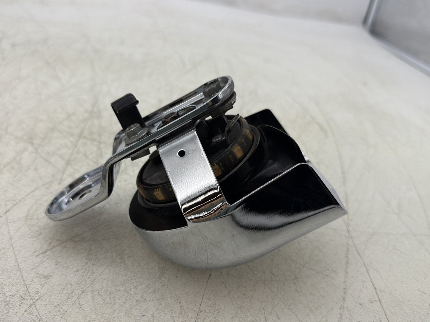 2004 Harley Dyna Super Glide FXDI OEM Horn Signal Klaxon Chrome Cover