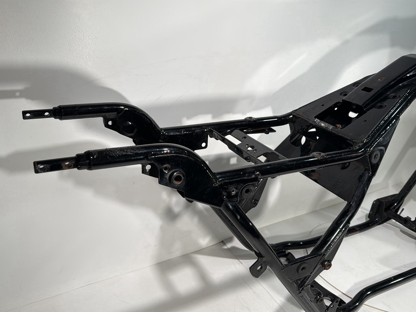 1999 - 2006 Harley-Davidson Touring Electra Glide Body Main Frame Chassis CLN CLR 	47900-02A