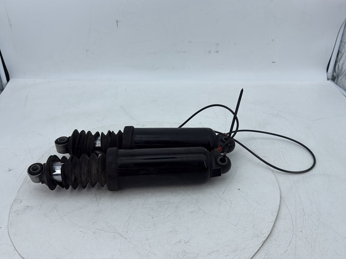 1999 - 2006 Harley-Davidson Touring Electra Glide Rear Left Right Shock Absorbers 54565-97C