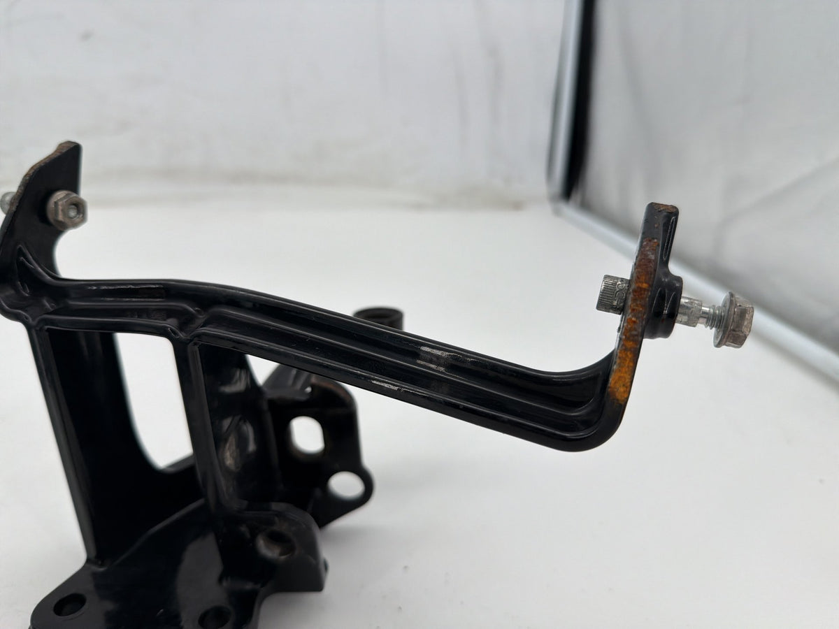 2011 Harley Softail Deluxe FLSTN OEM Left Right Footboard Foot Rest Brackets