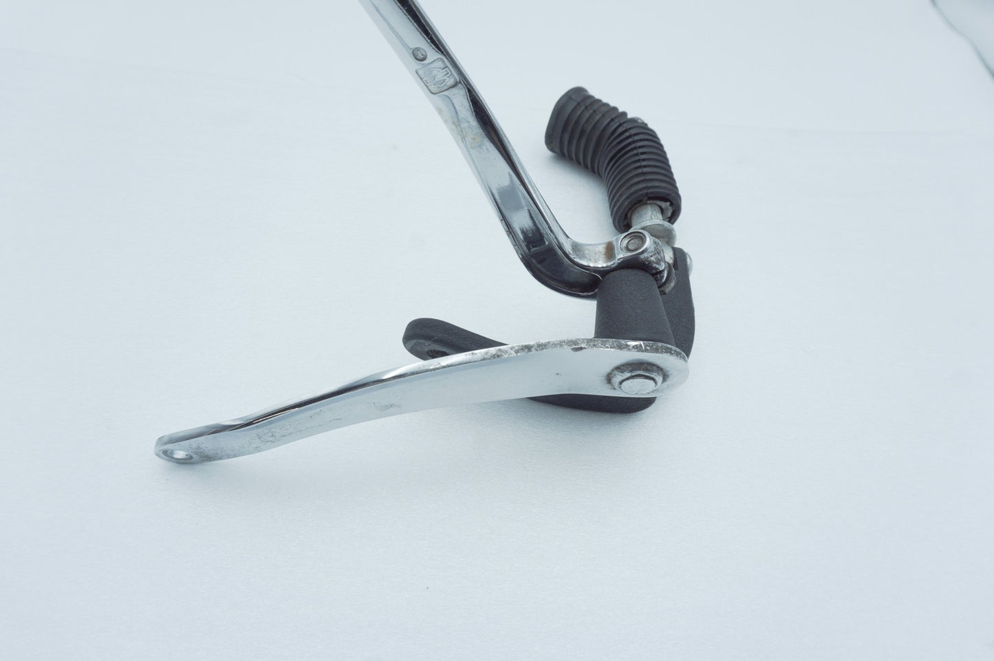 2008 - 2016 Harley-Davidson Dyna Wide Glide Left Foot Rest Support Bracket Peg 33693-03