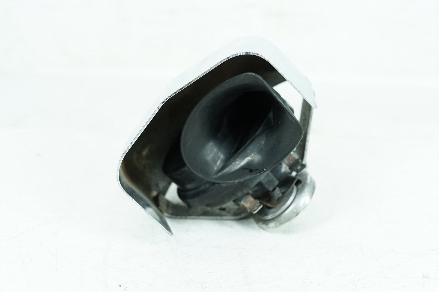 1999 - 2006 Harley-Davidson Softail Fat Boy Horn Signal Klaxon Chrome Cover  	69060-90F